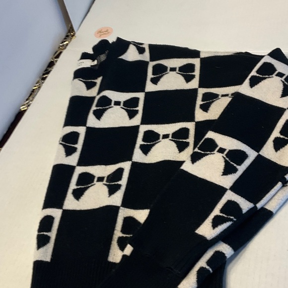 Chic Black and White Bow Patterned Crewneck Sweater - Picture 8 of 9